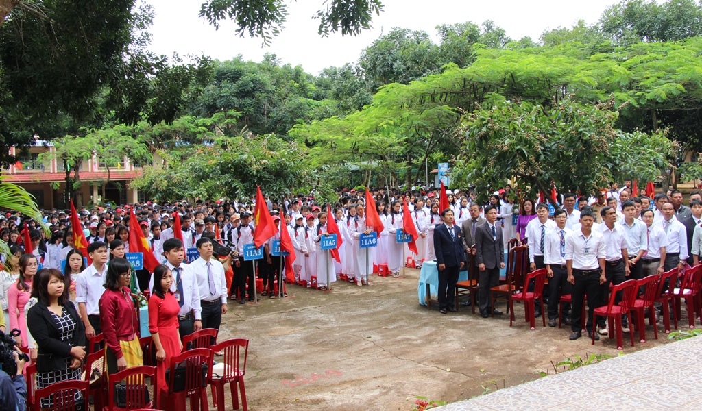 Các đại biểu cùng thầy trò Trường THPT Trường Chinh dự Lễ khai giảng